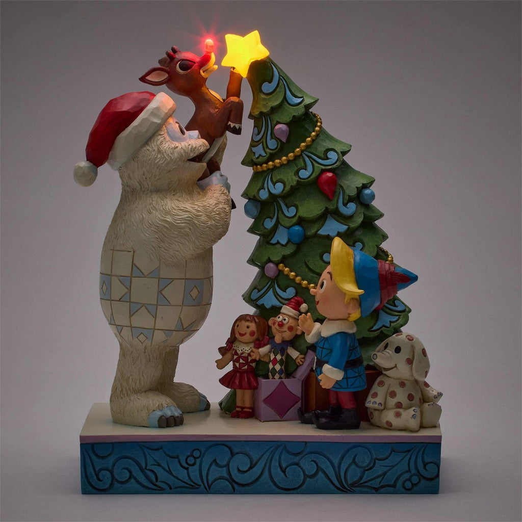 NEW ITEM 🎄- Bumble Holding Rudolph by Christmas Tree – Jim Shore Rudolph Traditions (8.46”H)