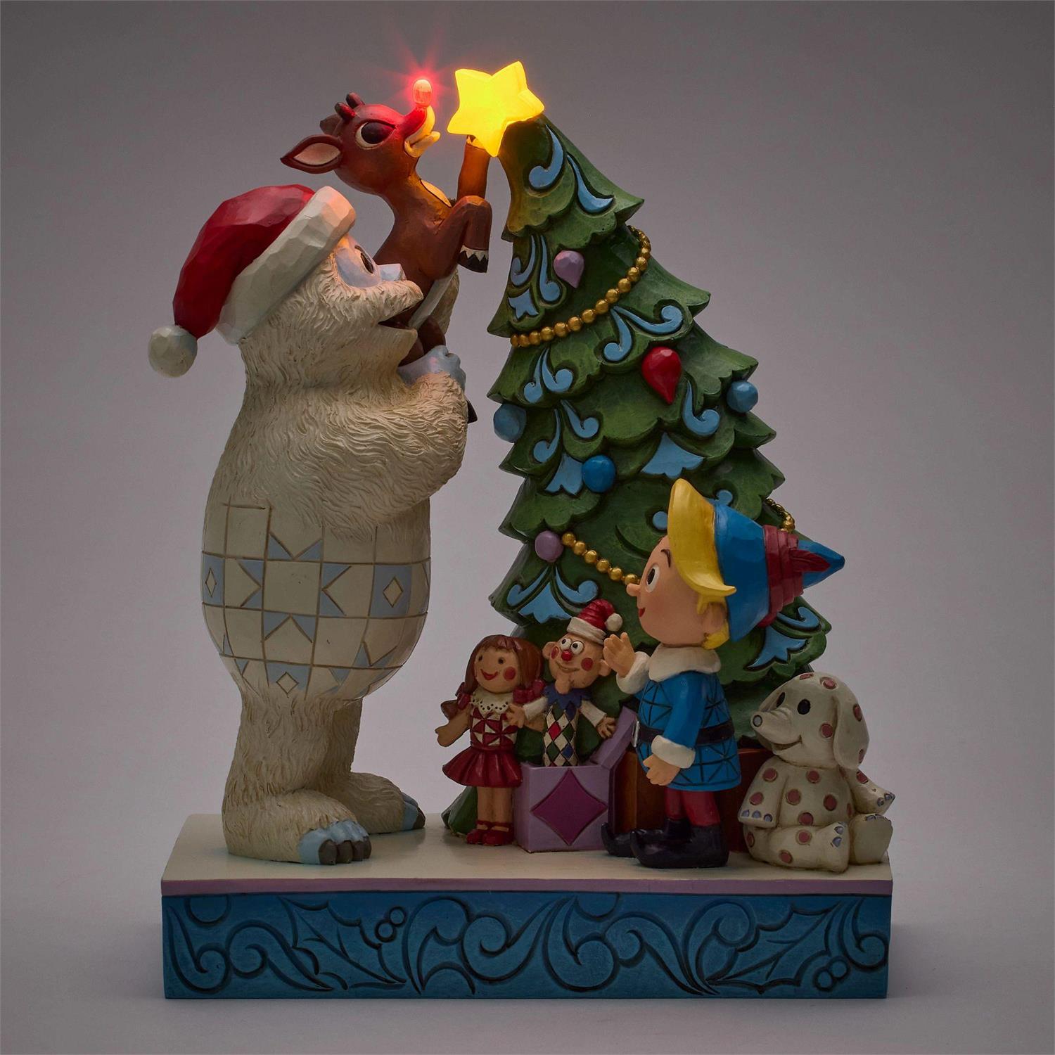 NEW ITEM 🎄- Bumble Holding Rudolph by Christmas Tree – Jim Shore Rudolph Traditions (8.46”H)